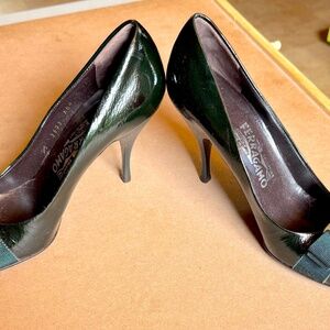 Gorgeous Salvatore Ferragamo Black Patent Leather Vara Bow Pumps Sz. 8